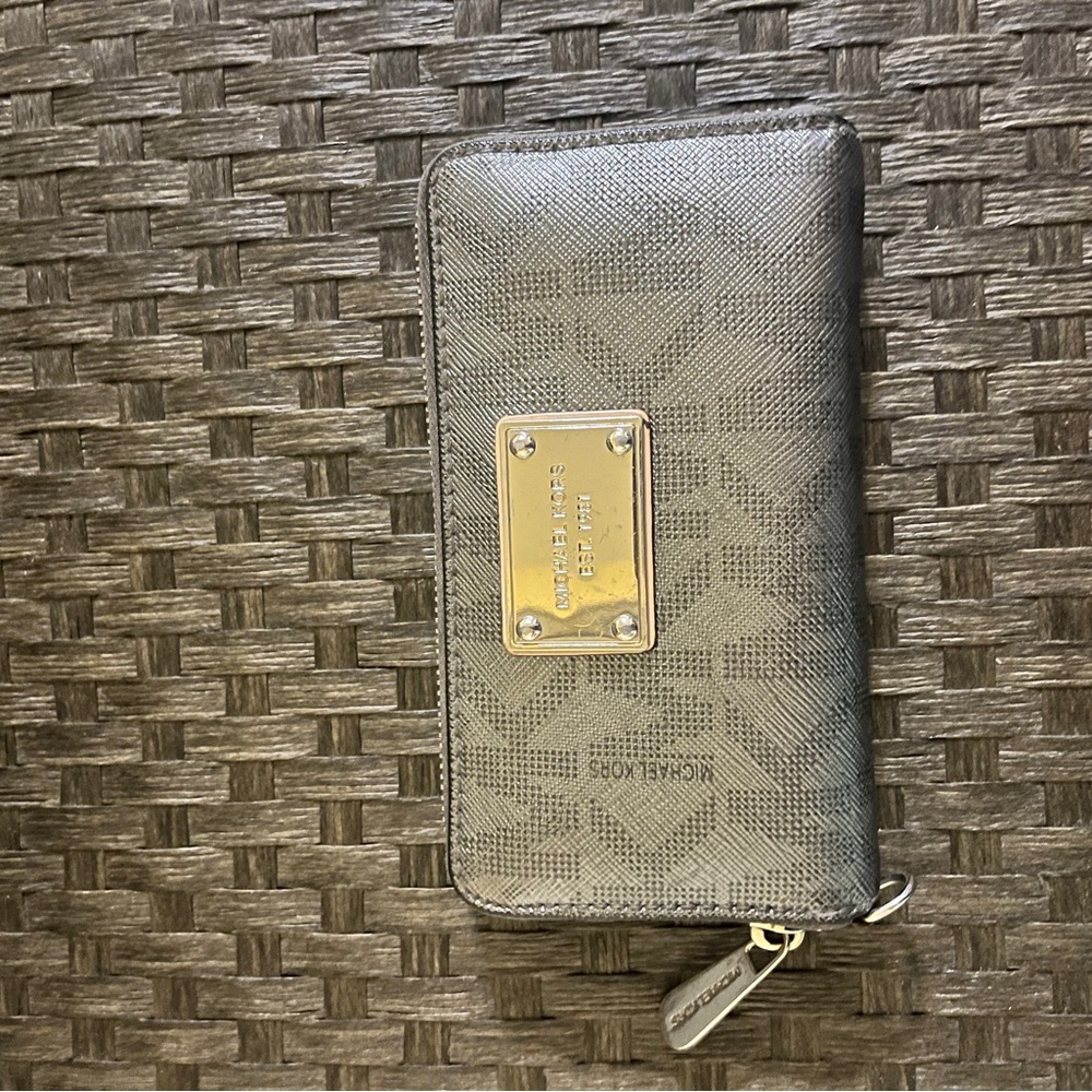 Michael Kors wallet missing the wrist strap. Im reposhing did not us it much